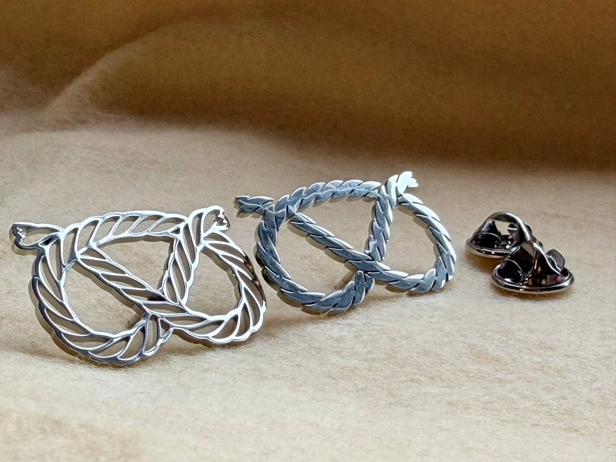 SBT Pin - Open Stafford Knot — Open Knot left, Closed knot right