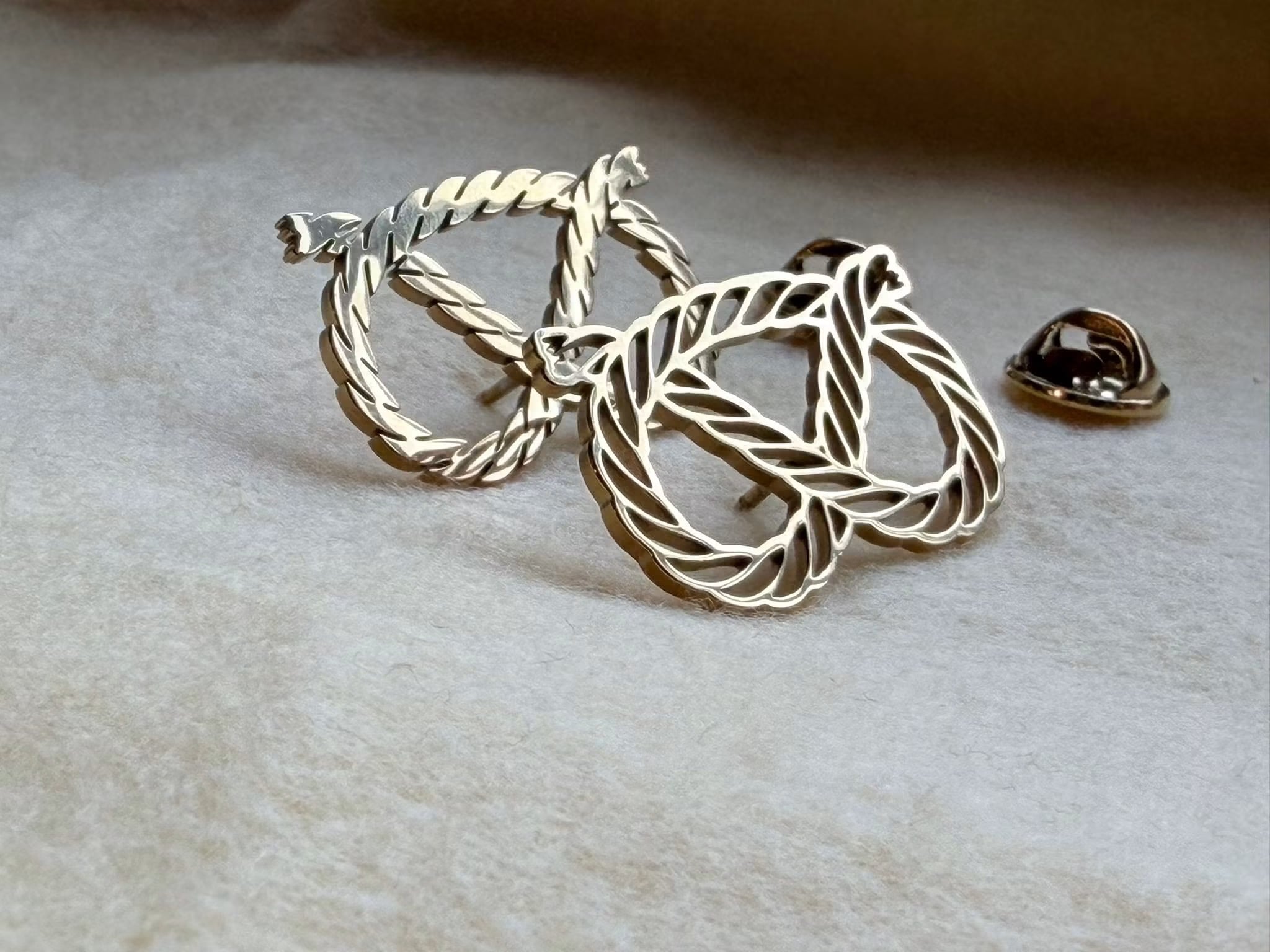 SBT Pin - Open Stafford Knot — Open Knot below, Closed knot above